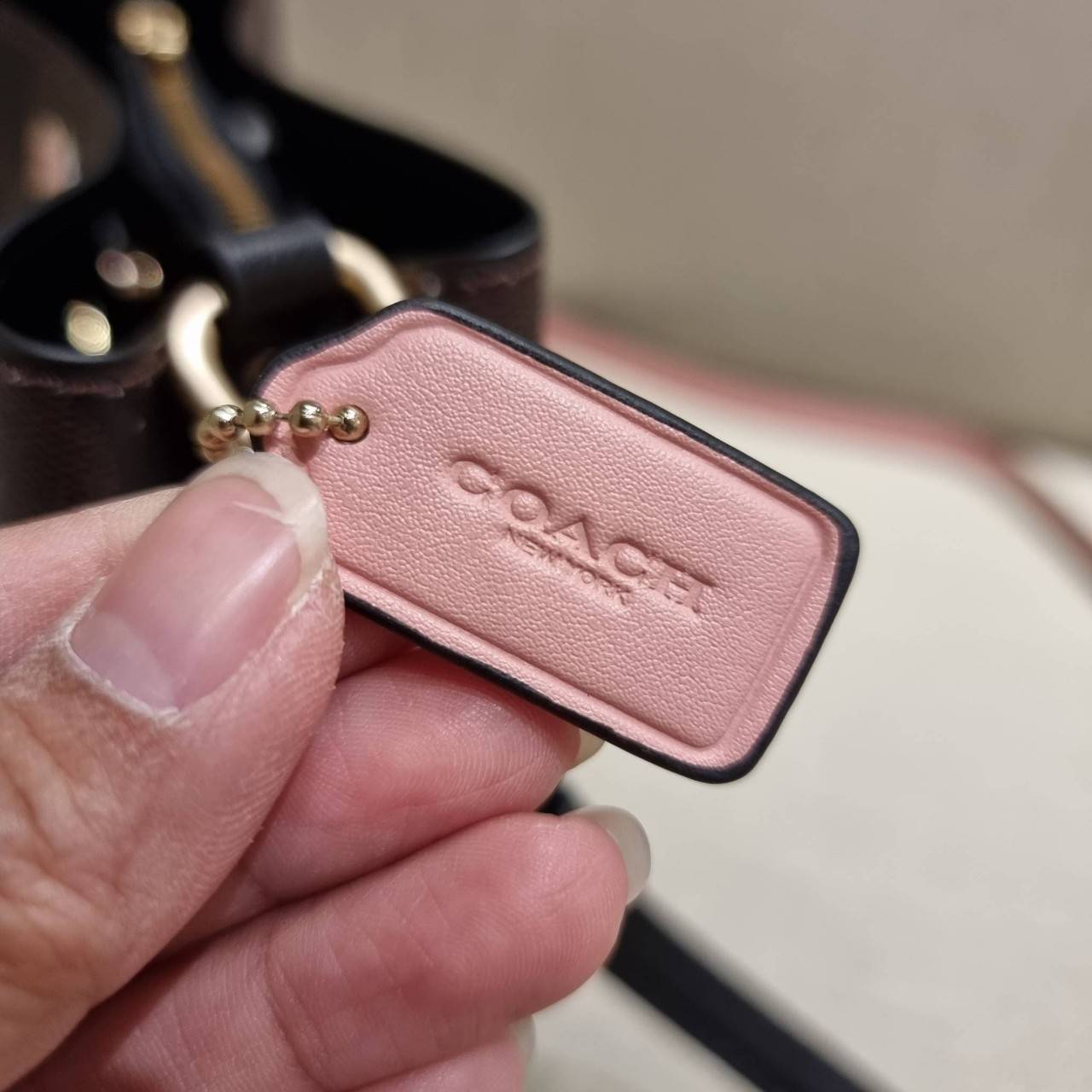 COACH MINI TOWN BUCKET BAG IN SIGNATURE CANVAS WITH VINTAGE MINI ROSE PRINT ((7270 7268 7267)) คอลเลคชั่นใหม่ล่าสุด!! น้องสาวคนสวยมาแล้วจ้า สดใสต้อนรับเทศกาลคริสต์มาส 🎅🎄 กระเป๋าบัคเก็ต ไซส์มินิ ใบจริงน่ารักม้าก!! น่าใช้แบบที่สุด วัสดุหนังแ