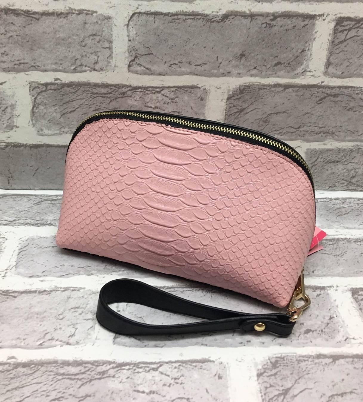 New Arrival Victoria' Secret Pu Croc Bag พร้อมส่งความปัง เหล่าสาวกนางฟ้าไม่ควรพลาดค่ะ กระเป๋าหนังลายจรเข้อยู่ทรงสวยหรู ด้านหน้าติดอะไหล่โลโก้แบร์นหรู เปิดปิดกระเป๋าด้วยซิปคุณภาพดี ด้านในโล่ง มีช่องซิปหนึ่งช่อง ช่องเล็กอีก 2 ช่องค่ะ มาพร้อมสายคล้องมือ