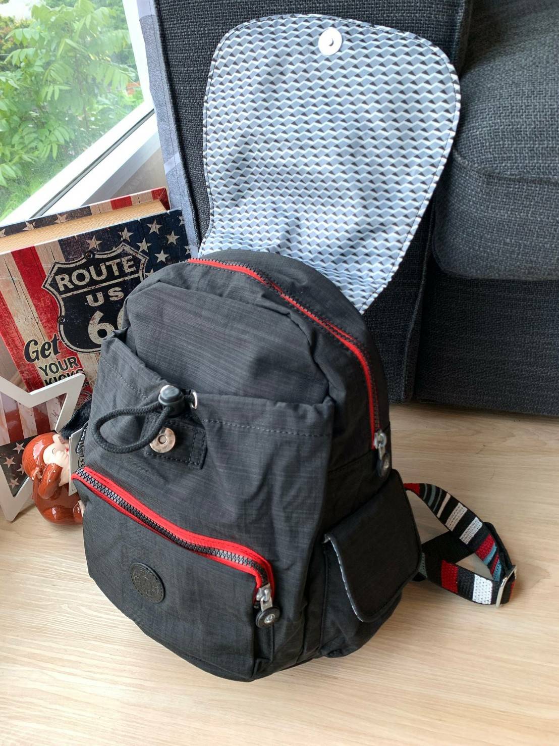 Kipling City Pack S K14275มาพร้อมดีไซน์ทันสมัย ใช้งานได้อย่างคล่องตัว ด้วยสีและลายสุดคลาสสิก โดดเด่นด้วยพื้นที่ภายในและช่องต่างๆ ที่ให้คุณจัดเก็บของสำคัญได้อย่างครบถ้วน มีช่องเก็บของสัมภาระหลายขนาดสะดวกใช้งานเลยคร้า!!