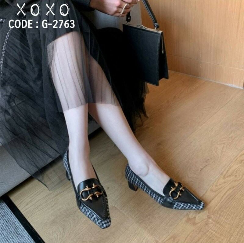 คัชชูหน้าวี ห้วแหลม ทรงเทย์ วัสดุผ้าทวีส ด้านหน้าติดอะไหล่ตะขอเกี่ยวสีทอง สวยงาม แมทส์ชุดง่าย น้ำหนักเบา มีส้นเล็กน้อย กำลังใส่สบาย