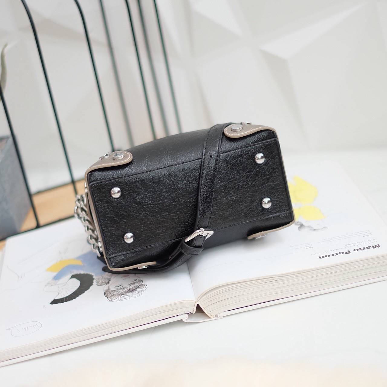 💘 New in KEEP ' Baleny' กระเป๋าทรงหมอนที่ดีไซน์ออกมาสุด Chic สวยแบบไม่จำเจ ขนาดมินิกะลังดี หนัง ลายเอกลักษณ์ ตัดกับอะไหล่เงินได้ ลุคคูลๆ แต่งชุดไหนก้อ แมทช์แน่นอนค่า ปากกระเป๋ามีช่องซิป 2 ด้านแบ่งเก็บของได้สะดวกมากมีซิปปิดอย่างดี หางซิป 