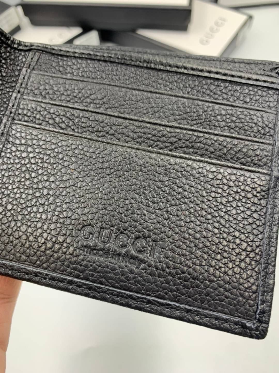 หนังแท้ GUCCI Men Short Wallet รุ่นใหม่ล่าสุด!! หนังสวยเริด ดีงามมากค่าาา กระเป๋าสตางค์ใบสั้น ดีไซน์ใหม่ สวยดูหรู ถือใช้กำลังเหมาะมือ ใส่บัตรได้เยอะ ใส่ธนบัตรได้ทุกชนิด มาครบ set พร้อมส่ง!! เป็นไอเท็มที่หนุ่มๆต้องมีจริงๆจ้า 😎😎
