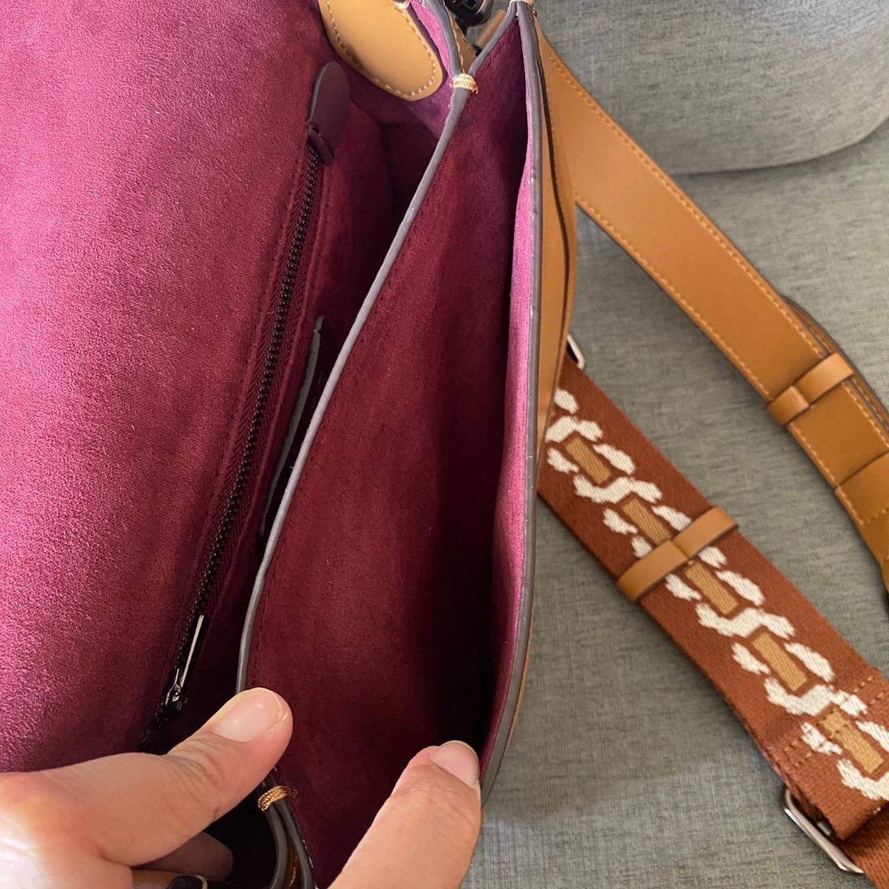 COACH C0749 BEAT SADDLE BAG(COACH C0749) 💖สวยหรู ดูดี เป็นรุ่นที่หลายคนรอค่อย จะลุคแนวsports สาวเทห์ หรือสไตล์สาวหวานเรียบร้อย ได้หมดคะ มาพร้อมสายสะพาย 2 เส้น คุ้มเกินคุ้ม วัสดุหนังแท้ชั้นดี หนังสวย อะไหล่แบรนด์ที่ดูเด่นคลาสสิคตรงด้านหน้า เปิดปิดก