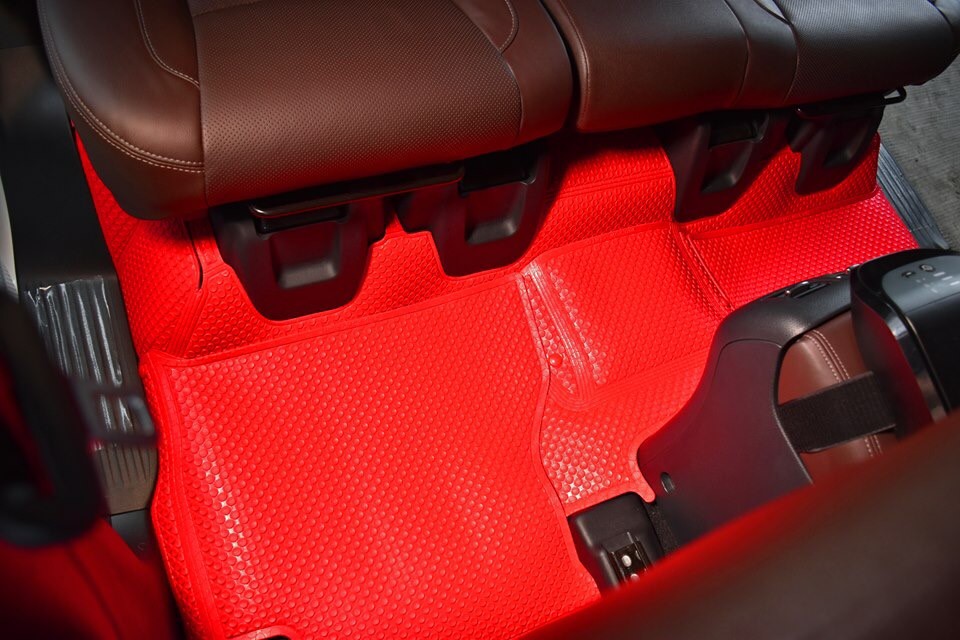 พรมกระดุมเม็ดเล็ก NISSAN TERRA รุ่นรีดขอบ สีแดง เต็มคัน เข้ารูป+เเผ่นปิดเบาะเเถว3ลายหนังเรียบ
