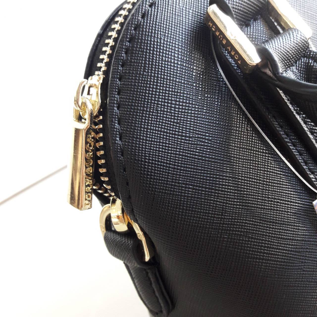 Don't Miss !! กระเป๋าแบรนด์ดัง TORY BURCH รุ่น SAFFIANO ZIP BAG กระเป๋าถือและสะพาย ลายหนัง saffiano อะไหล่ทองปั้มแบรนด์ ทรงสวยมาก ด้านหน้าติดโลโก้แบรนด์ เปิดปิดกระเป๋าด้วยซิปอย่างดีค่ะ ซับในเป็นผ้าทอลายแบรนด์สวยมากค่ะ มีช่องซิปหนึ่งช่อง ช่องเล็กสองช่