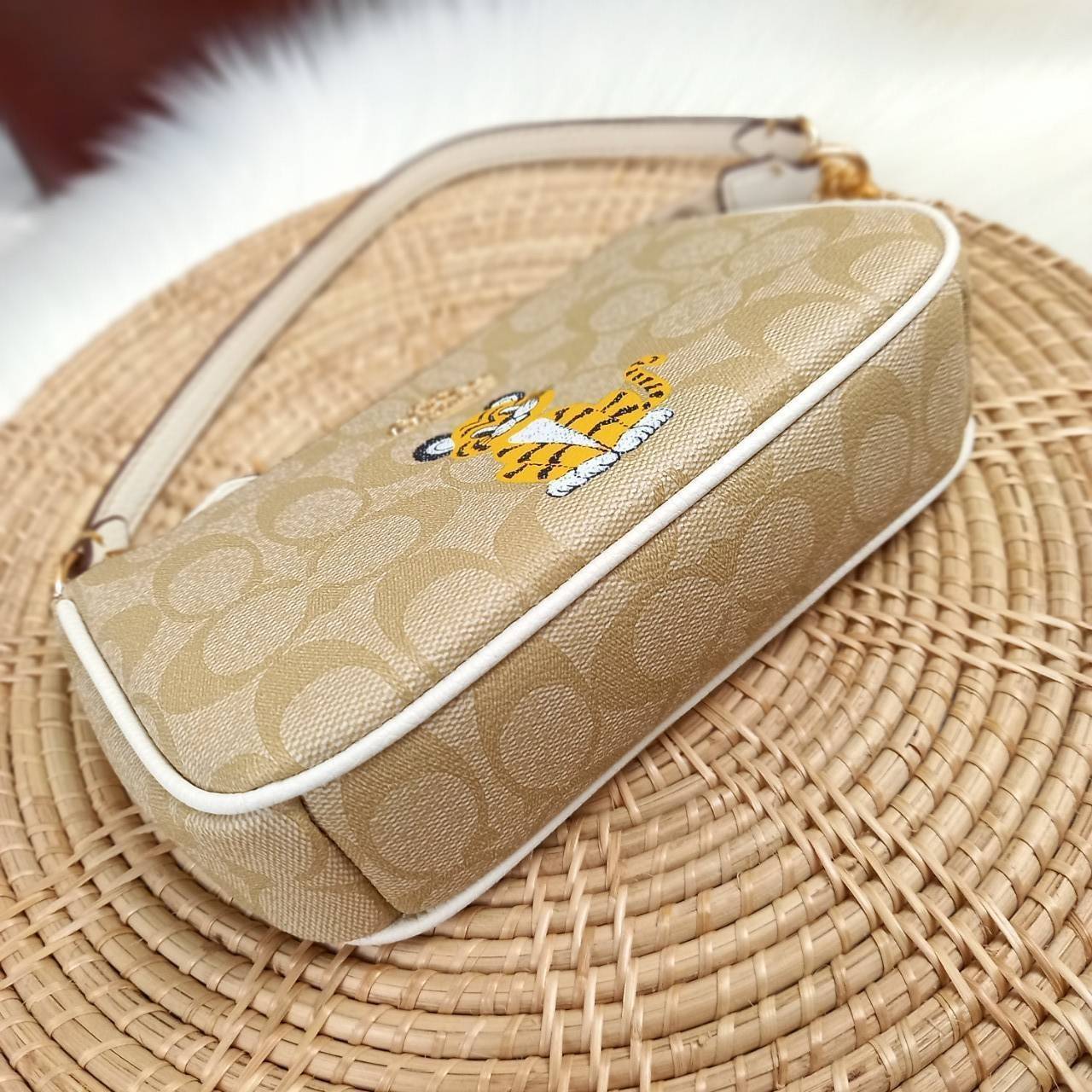 COACH NOLITA 19 IN SIGNATURE CANVAS WITH TIGER (C7699) 😻กระเป๋าถือ กระเป๋าสะพายทรงพอชเล็ก ปรับเป็นคล้องมือได้ รุ่นนี้ บอกเลยว่าใช้ง่ายสะพายคล่องมากๆ// จะสะพายไหล่ หรือปรับเปลี่ยนมาเป็นแบบคล้องมือเก๋ๆก็ยังได้ เพียงแค่ถอดตะขอมารวมกันไว้ที่หูกระเป๋าข