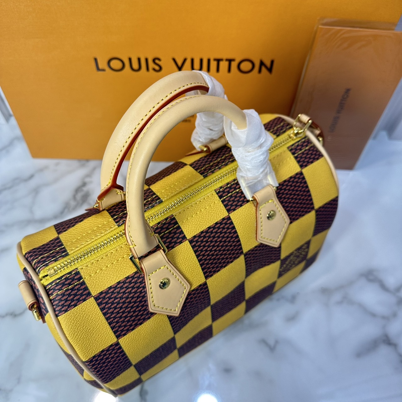 LV Speedy 25 Bandoulière Damier Pop กระเป๋าสะพายสปีดี้สีใหม่ Jaune Mat ราพุ่งไปแล้ว หลังจากตะลิชถือ รีบจับจองนะคะ ล็อทหน้าราคาอับแน่นอนเลยค่า