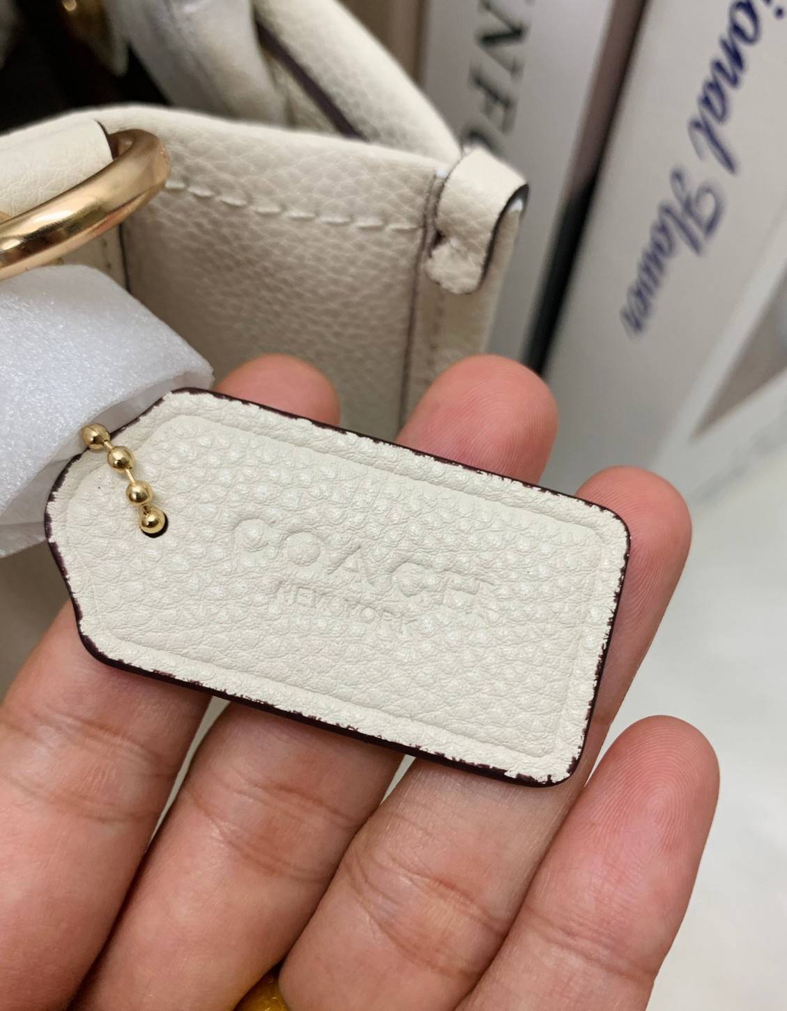 ใหม่ล่าสุด อดใจยังไงไหว COACH Dempsey Field Tote 22 C5268 โทนสีขาวล้วน ดำล้วน สุดคลาสสิก พร้อมส่งความสวยที่ไทยค่ะ! กระเป๋าทรง Tote ขนาดพอเหมาะลำตัว พกพาง่ายสะดวกได้กับทุกๆวัน ด้านหน้าปั้มโลโก้แบรนด์ตัวใหญ่สวยค่ะ;เปิดปิดกระเป๋าแบบกระดุมแม่เหล็ก ภายในใส่กระ