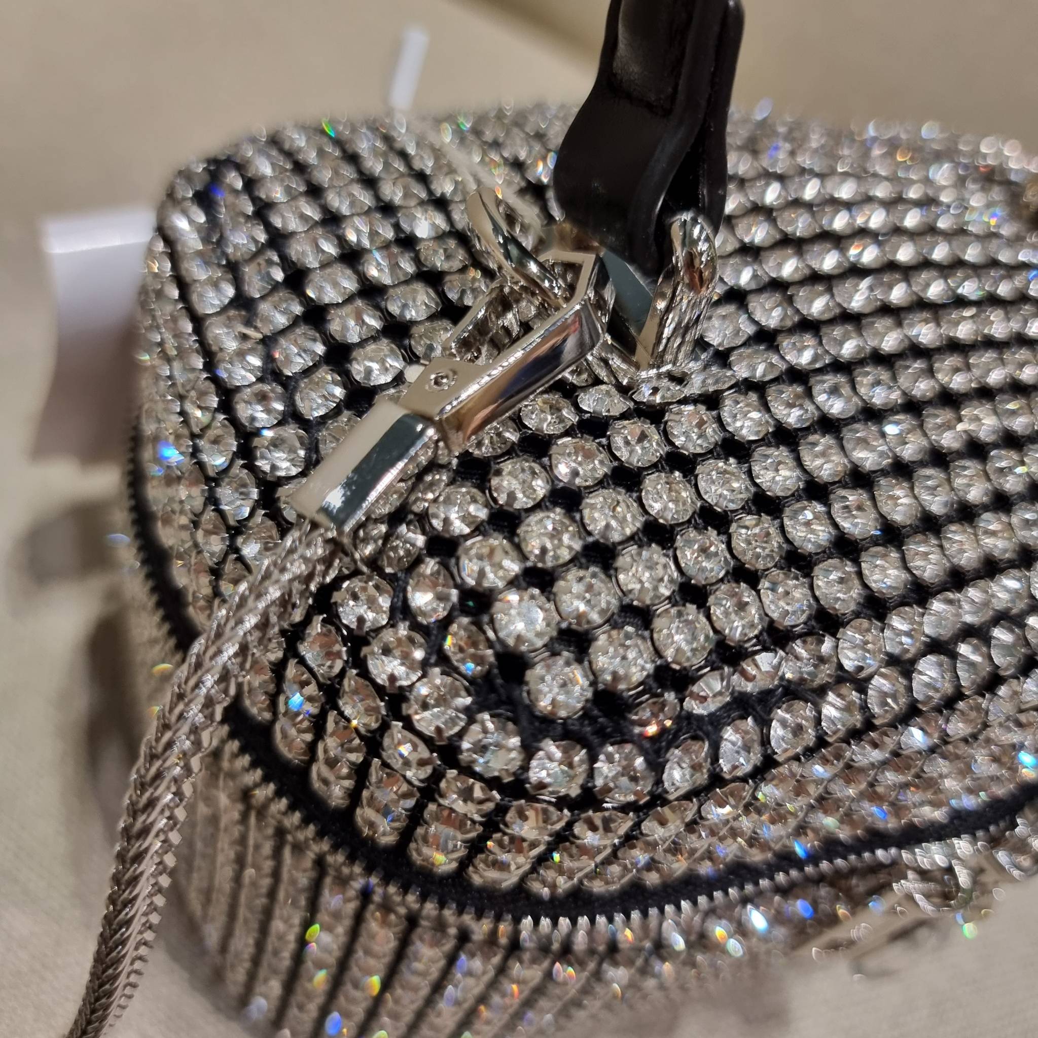 ALEXANDER WANG HEIRESS BOX BAG IN RHINESTONE MESH ใหม่ก่อนใคร กับไอเท็มสุดเอ็กซ์คลูซีฟ วีไอพีจากเคาน์เตอร์ กับกระเป๋าถือ/สะพายทรงกล่องตกแต่งพลอยเทียม หรูหรา โดดเด่น ดูแพง ด้วยการตัดเย็บเรียงร้อยลงบนตาข่ายเนื้อละเอียด ทำให้ดูดีมีราคางดงามมากๆ เปิด-ปิดด้วยซ