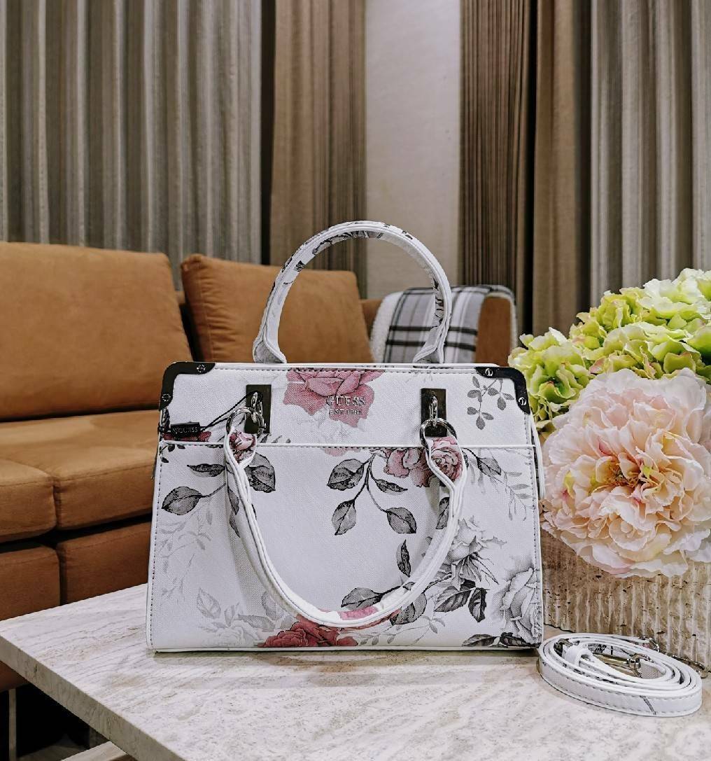 GUESS WOMAN CROSS BODY BAG กระเป๋าถือ/สะพายรุ่นใหม่ล่าสุดจาก GUESS FACTORY หนังสวยอยู่ทรงแข็งไม่ย้วย ขนาดกำลังดี น้ำหนักเบาด้านหน้าประดับโลโก้แบร์นพร้อมอะไหล่เงินที่หูหิ้วและมุมขอบกระเป๋าเพิ่มดีเทลเก๋ หูจับเเข็งแรงพับลงได้ เปิดปิดด้วยซิปสะดวกใช้ ภายในมีโล