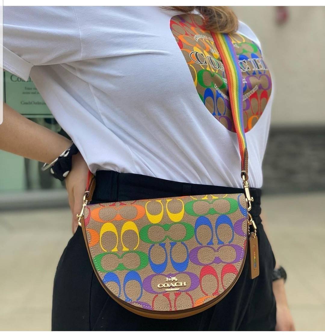 COACH ELLEN CROSSBODY IN RAINBOW SIGNATURE CANVAS (COACH C4098) ให้สายรุ้ง มัดใจได้มั้ยเนี้ย🌺คอลเลคชั่นที่ไม่ต้องพูดเยอะ//กระเป๋ารูปทรงน่ารัก ที่ใครได้เห็นเป็นต้องอดใจไม่ไหว // วัสดุหนังแคนวาสผสมหนังแท้ กระแทกความสดใสขึ้นไปอีกขั้น ด้วยลาย