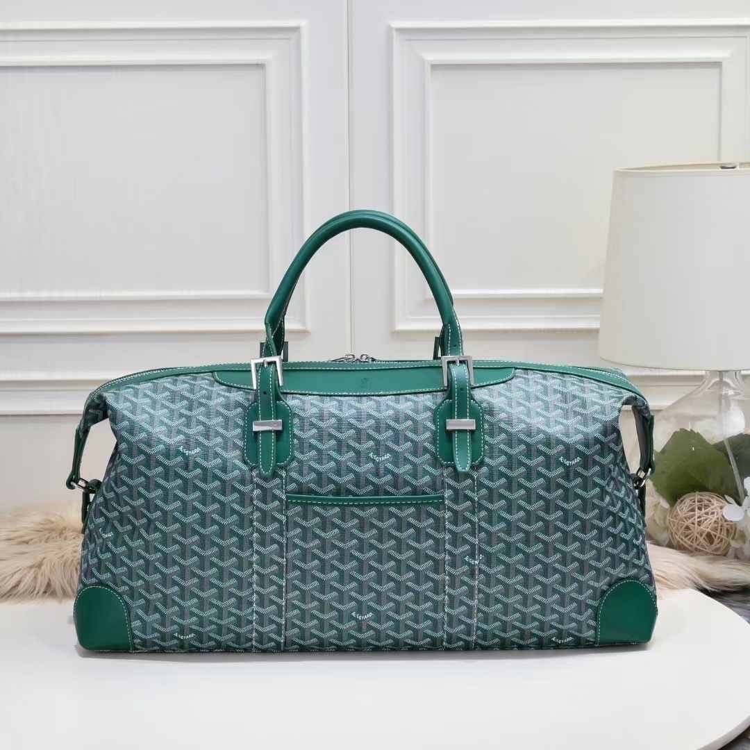 Goyard Boeing Travel 55 Duffle Bag กระเป๋าเดินทางใบใหญ่ ดีไซน์สวยคลาสสิกเป็นเอกลักษณ์ ไอเท็มที่จะทำให้การเดินทางไม่ธรรมดาอีกต่อไป ด้วยดีเทลความเป็นเอกลักษณ์ เรียบแต่หรู ภายในจุของได้เยอะมาก ใหญ่จริง!! ใบนี้คุ้มค่าราคามากๆ