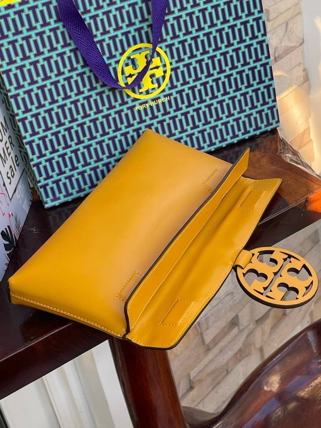 Tory burch Miller Metal clutch กระเป๋าคลัทช์ดีไซน์เรียบหรูออกแบบมาได้อย่างลงตัว ด้วยรูปทรงที่สวยงามและทันสมัย จากแบรนด์ Tory Burch ขนาดกำลังดี สามารถใส่กระเป๋าสตางค์หรือเครื่องสำอางค์ได้ตามขนาดกระเป๋า ในเรื่องของดีไซน์และอะไหล่สีทองดูแมทช์กันดีกับกระเป๋า 