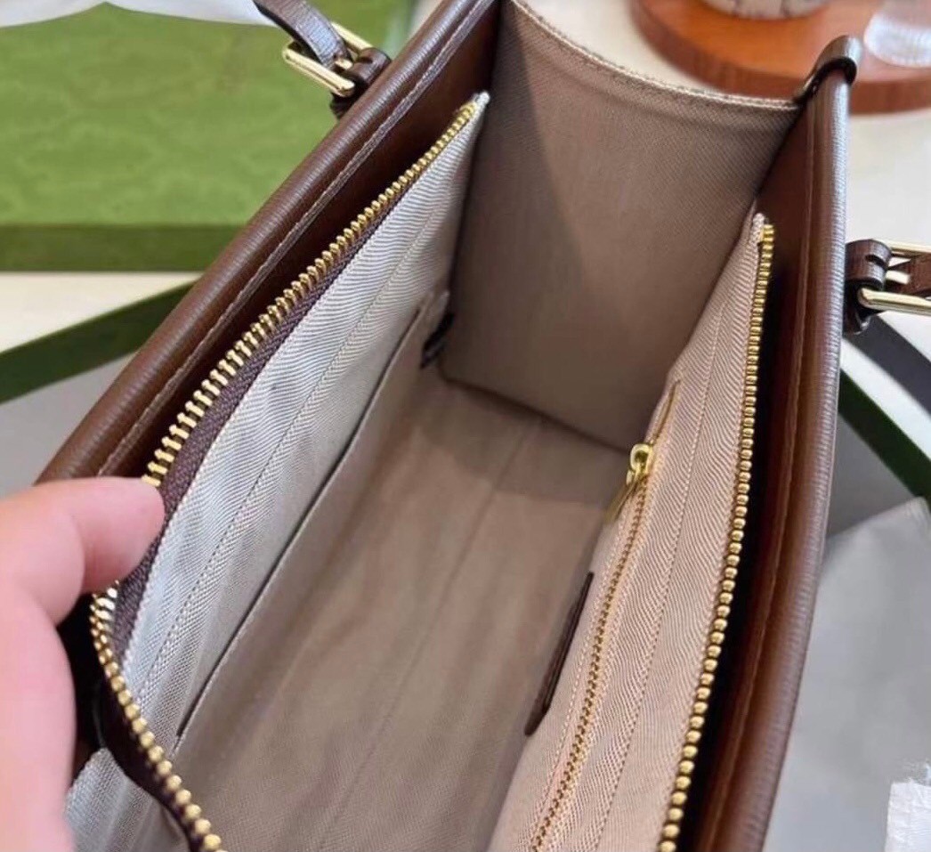 GUCCI TOTE BAG / GUCCI Shopping Bag กระเป๋าสะพายไหล่ทรง tote หูยาว ซิปบน มาพร้อมสายสะพายยาวถอดได้ ด้านในมีช่องซิปเล็กงานปั๊มแบรนด์ทุกจุด ตัวจริงสวยน่าใช้มากค่ะ