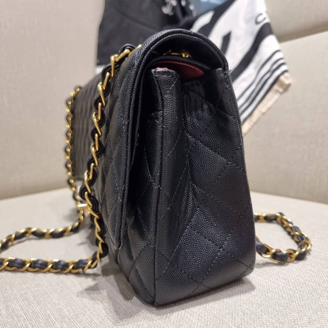 VIP 🥂 CHANEL LARGE CLASSIC JUMBO HANDBAG RARE ITEM!! CHANEL GIFT BOX SET สุดหรูชวนให้สะสมกันอีกแล้วหนึ่ง สุดยอดเดอะเบสท์ไอเท็ม พร้อมเสิร์ฟครบชุด สุดคุ้ม จัดให้กับกระเป๋ารุ่นคลาสสิคฮิตตลอดกาล ใบใหญ่จุแบบสุดๆ พร้อมกับผ้าคลุมไหล่ผืนใหญ่ ผ้าวูลนุ่มสุด