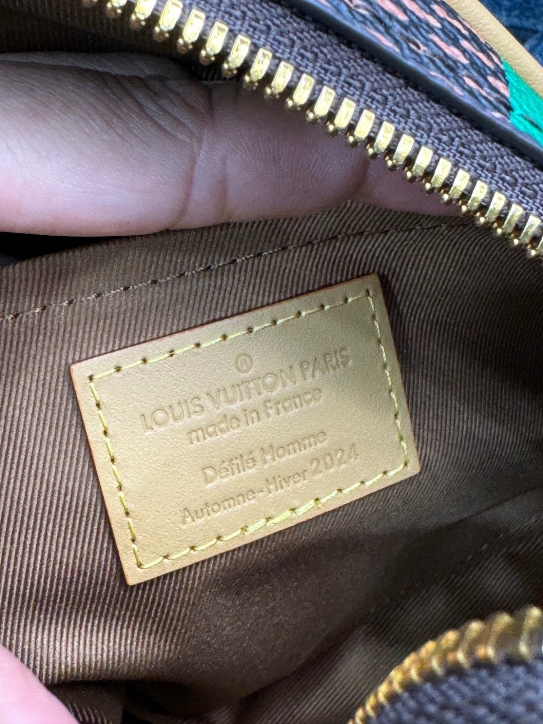 LV Chess Messenger Bag Jaune Mat / Green / Red / Blue กระเป๋าสะพายแมสเซนเจอร์ทรงเหลี่ยมรุ่นใหม่ ลายตารางหมากรุก Damier เอกลักษณ์ของความหรู โทนสีสดใสมีชีวิตชีวา ปรับลุคปัง กับการมาของความไฮคลาสรูปแบบใหม่ สุดไอโคนิค