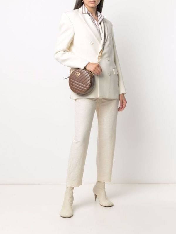 Tory burch Kira Cheron Circle Crossbody กระเป๋าสะพายคาดลำตัวรุ่นนี้โดดเด่นด้วยรูปทรงกลมสุดชิค ขนาดกะทัดรัด พร้อมด้วยหนังกระเป๋าที่ทำจากหนังแท้คุณภาพดี เพราะ Kira Chevron เป็นรุ่นที่ตอบโจทย์และครองใจสาว ๆ ได้อย่างแท้จริง เนื่องจากมีดีไซน์เรียบหรู โดยทางแบร