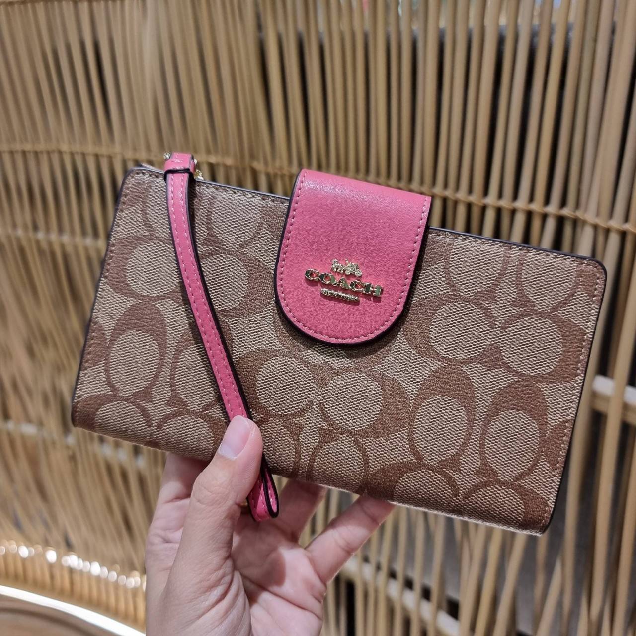 พร้อมส่ง 7 สี COACH C2874 TECH WALLET IN COLORBLOCK SIGNATURE CANVAS จัดให้สีใหม่ก่อนใคร!! ดีไซน์ใหม่ คอลเลคชั่นสวยหรู กระเป๋าสตางค์พร้อมสายคล้องมือ ง่ายต่อชีวิตมากจ้า!! มันดีอะไรเบอร์นี้ ใส่ได้ทั้งบัตร และโทรศัพท์ก็ใส่ได้ทุกรุ่น แถมยังมีช่องซิปแยกไปอีก ช
