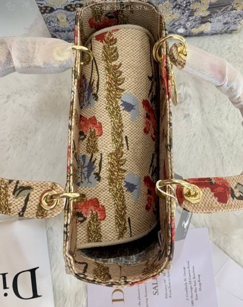 DIOR WOMEN MEDIUM LADY D-LITE BAG VIP GIFT WITH PURCHASE (GWP) พรีเมี่ยมกิ้ฟ Limited Edition จาก DIOR DUTYFREE COUNTER วัสดุหนังแท้ Calfskin หุ้มด้วยผ้า Cannage อีกชั้นและปักลวดลาย 'Dior Palm' กระเป๋า Lady D-Lite ผสมผสานความสง่างามและคลาสสิกที่เ