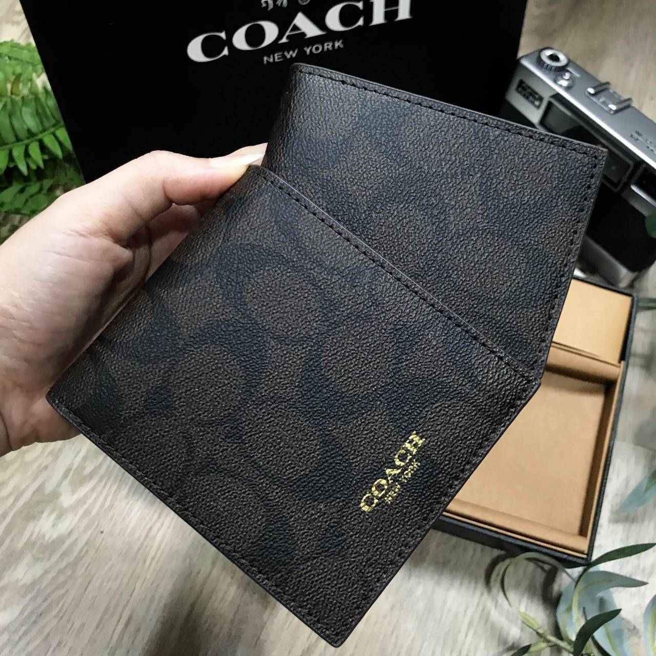 COACH FACTORY SHORT WALLET WITH CARD POCKET & KEY CHAIN Value set & 3 in 1! กระเป๋าสตางค์ใบสั้น + กระเป๋าใส่บัตร และพวงกุญแจ วัสดุหนังแท้ลายแบรนด์รอบใบ ภายใน มีช่องใส่ธนบัตร,บัตร บุผ้าลายแบรนด์ มาาพร้อมอุปกรณ์ ครบ set จะมอบเป็นของขวัญหรือใช้เองก็แนะนำค่ะ