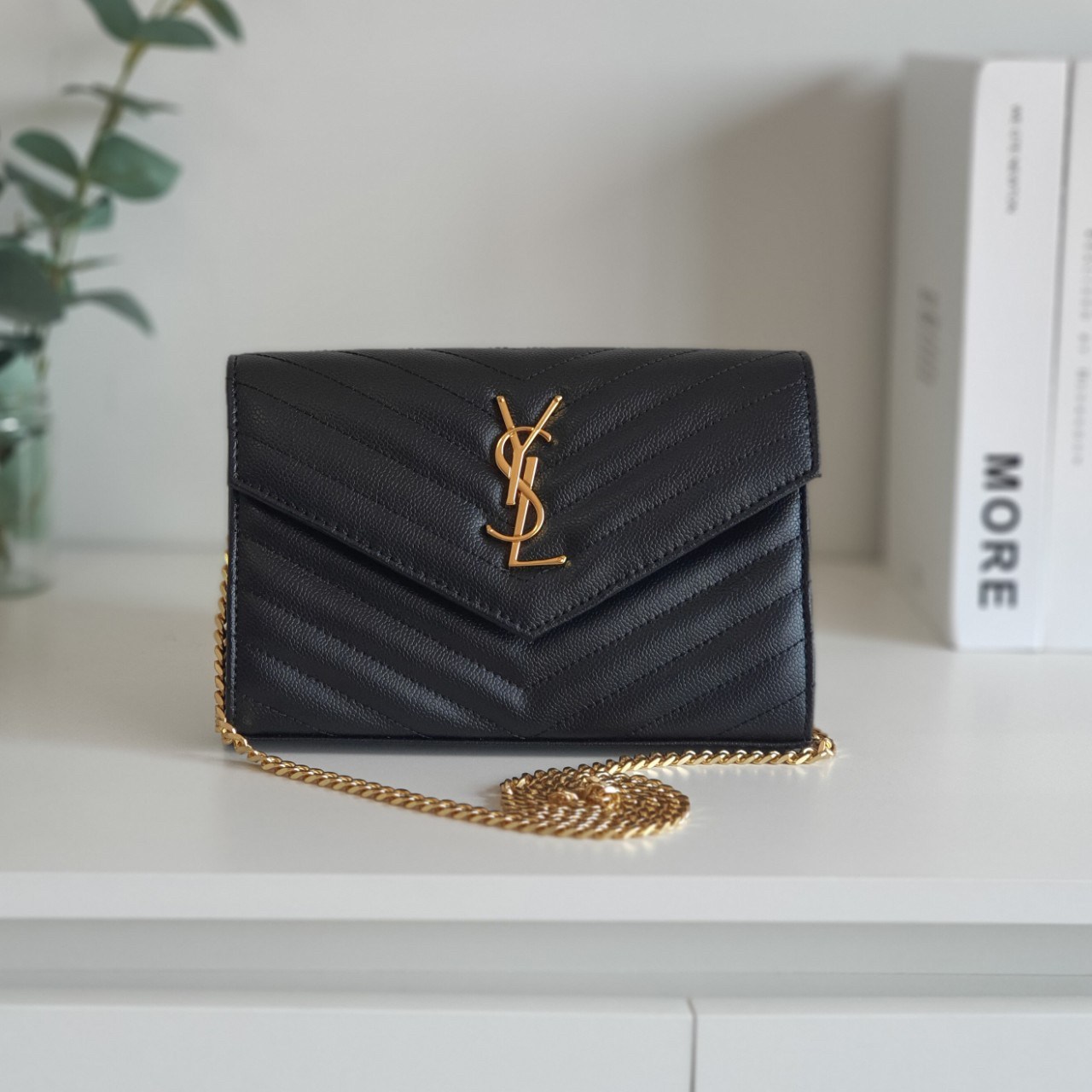 YVES SAINT LAURENT YSL BAG VIP GIFT WITH PURCHASE (GWP) พรีเมี่ยมกิ้ฟ Limited Edition จาก YSL DUTY FREE COUNTER วัสดุหนังแท้ลายคาเวียร์ ทรงหน้าจดหมายลายทาง สวยหรูมาก อะไหล่ทอง เปิดปิดด้วยกระดุมแม่เหล็ก ภายในโล่งมี2ช่องใหญ่ ช่องซิปใหญ่ มีที่ใส่บัตร12ใบ มาพ