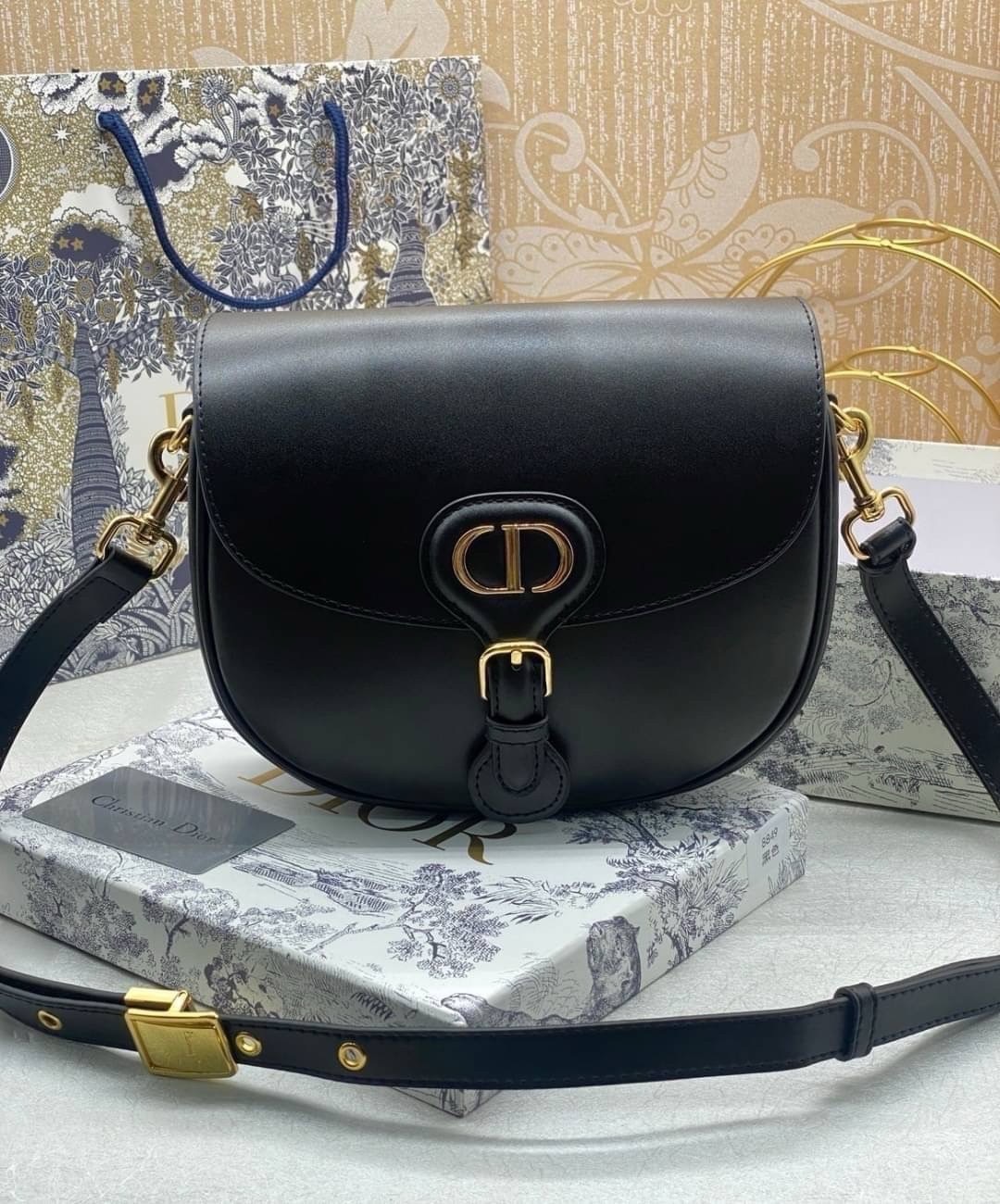 Dior Bobby Medium Bag กระเป๋าสะพายทรงโฮโบรุ่นยอดนิยม คลาสสิคสุดหรู ด้วยสัดส่วนที่กลมกลืนลงตัวอย่างสวยงาม เกรดท็อปออริ ใช้งานต่างประเทศได้