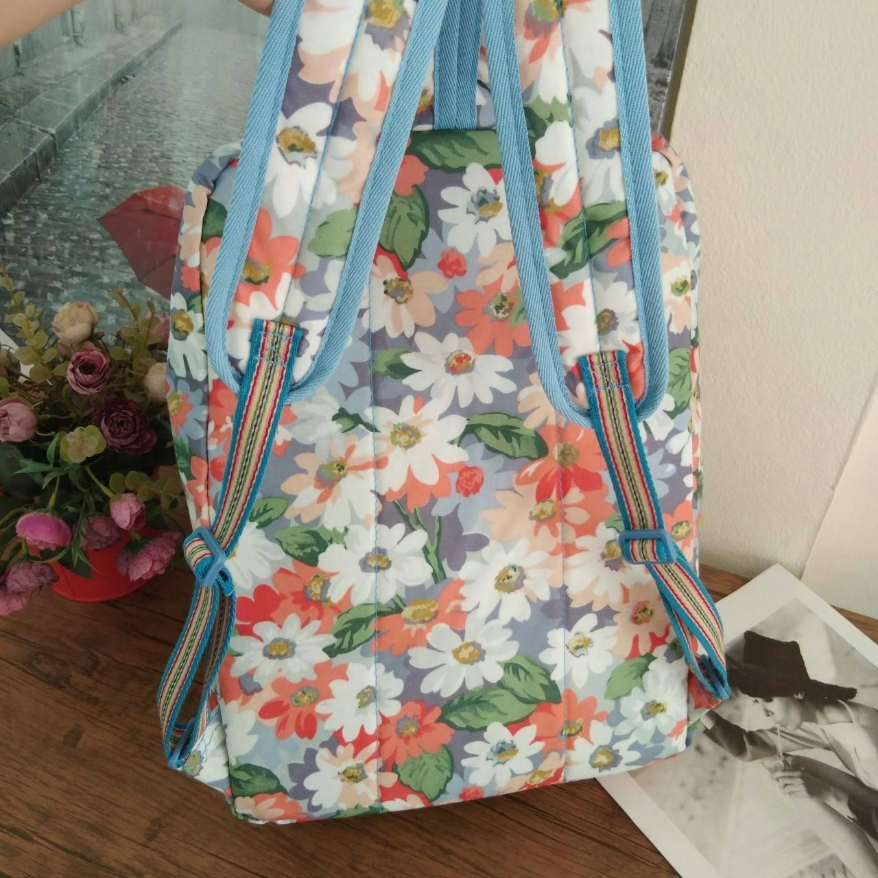 Cath Kidston Backpack Bag กระเป๋าเป้ สไตล์วินเทจ ด้านหน้ามี 1 ช่องซิป เปิดปิดด้วยซิป มีช่องหลักโล่งกว้าง และช่องเล็ก ใบนี้จุของได้เนอะ คุ้มค่าเกินราคาค่ะ