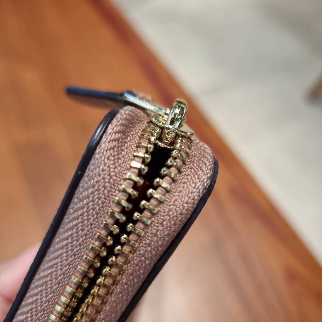 OUTLET 】COACH ACCORDION ZIP WALLET IN SIGNATURE CANVAS F86093 C3287 F98126 กระเป๋าสตางค์ใบยาว น่ารักน่าใช้