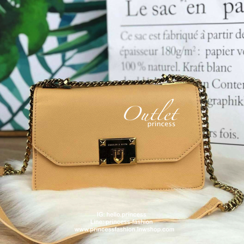 CHARLES & KEITH METAL PUSH LOCK CROSSBODY BAG รุ่นฮิตขายดีมีมาพร้อมส่งแล้วจ้า กับกระเ๋าสะพายไซส์น่ารัก วางอยู่ทรง เปิดปิดด้วย ตัวล็อกด้านหน้า ด้านในแบ่งเป็น 2 ช่องมีช่องซิปตรงกลาง จุของได้เยอะพอควรเลยค่ะ ใส่ iPhone plus ได้สบายๆ และของจุกจิกที่จำเป็น รุ่น