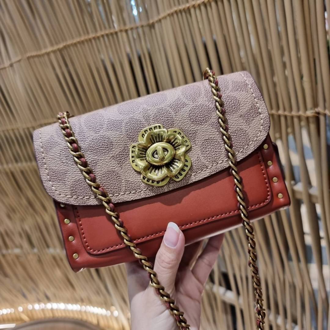 COACH 30592 PARKER 18 IN SIGNATURE CANVAS WITH RIVETS ไอเท็มยอดฮิต รุ่นหายาก!! sold out ไปหลายรอบ ก็ยังมีคนรอ!! กระเป๋าสะพายข้าง ไซส์กะทัดรัด พกพาง่าย ดีไซน์สวยด้วยการตอกหมุดเพิ่มดีเทล โดดเด่นด้วยตัวล็อครูปดอกไม้ วัสดุหนังแคนวาสเคลือบลายสลับหนังแท้ ภายในเ