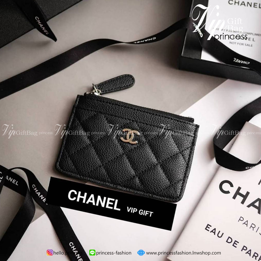 BEST SELLER!! พร้อมส่งอีกครั้งค่า!!! งานหรูเว่อวัง พร้อมส่งคะ CHANEL CARD HOLDER IN BLACK 💳 จากพรีเมี่ยมกิ้ฟแบรนด์หรูอย่าง CHANEL ดีไซน์สวยเก๋ ประดับ LOGO BRAND **อะไหล่เงิน ขนาดกำลังน่ารัก ใส่บัตรได้ถึง 4 ใบ(ยังไม่รวมช่องซิป) พกพาสะดวก ด้านในเปิด
