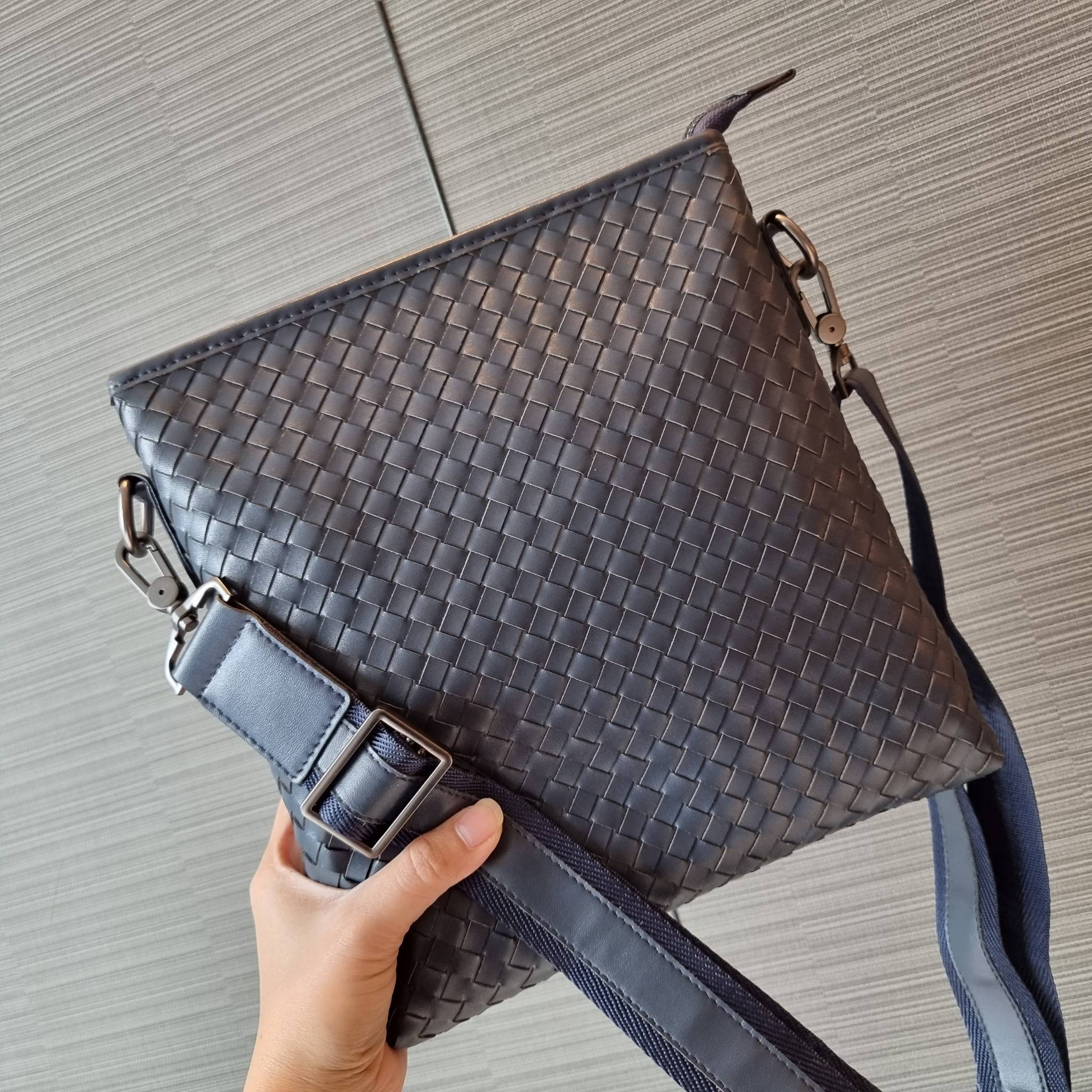 VIP 】อีกหนึ่งไอเท็มเด็ดที่หนุ่มๆรอคอย กระเป๋าสะพายข้างทรงแมสเซนเจอร์ B.ottega venata vip bag ดีไซน์คลาสสิคเอกลักษณ์ ลายสานเรียบหรู ดูแพง ทรงผู้ดี หล่อไปอีก อัพลุคไปอีก วัสดุหนังวัวเต็มใบ เปิด-ปิดด้วยซิป ภายในโล่งกว้างใส่ของได้ครบถ้วนสิ่งสำคัญ สายสะพายปรับ