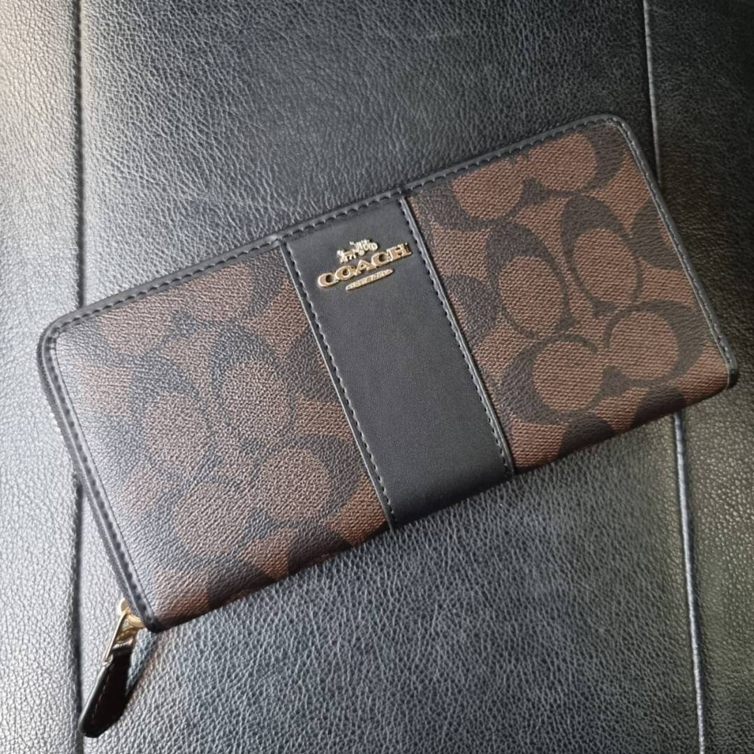 COACH F54630 ACCORDION ZIP WALLET IN SIGNATURE COATED CANVAS WITH LEATHER STRIPE กระเป๋าสตางค์ใบยาวรุ่นคลาสสิค คัดสีขายดีมาให้กันเลยจ้า ♥️ วัสดุหนังแคนวาสเคลือบลาย เปิด-ปิดด้วยซิปรอบ รูดใช้งานง่าย ใส่บัตรได้ มีช่องซิปใส่เหรียญ ใส่มือถือได้ พกใบนี้ใ