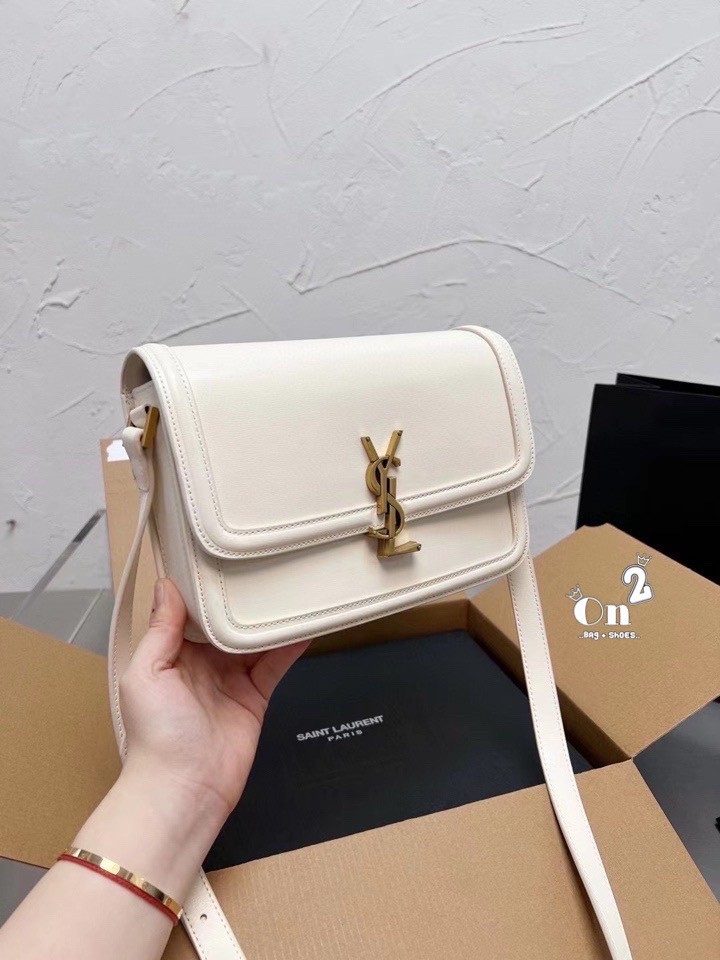 ไอเท็มขึ้นแท่น the best seller!! YSL SOLFERINO SATCHEL LEATHER / YSL crossbody bag กระเป๋าสะพายข้าง โลโก้โดดเด่น ดีเทลดูแพงด้วยตัวล็อค ใช้งานง่าย แน่นหนา งานหนังสวยเต็มใบ ภายในเป็นช่องโล่ง ใส่ของสำคัญได้เลยสบายๆ สายสะพายครอส ปรับใช้ได้ตามตัว ใบจริงสวยคม ร