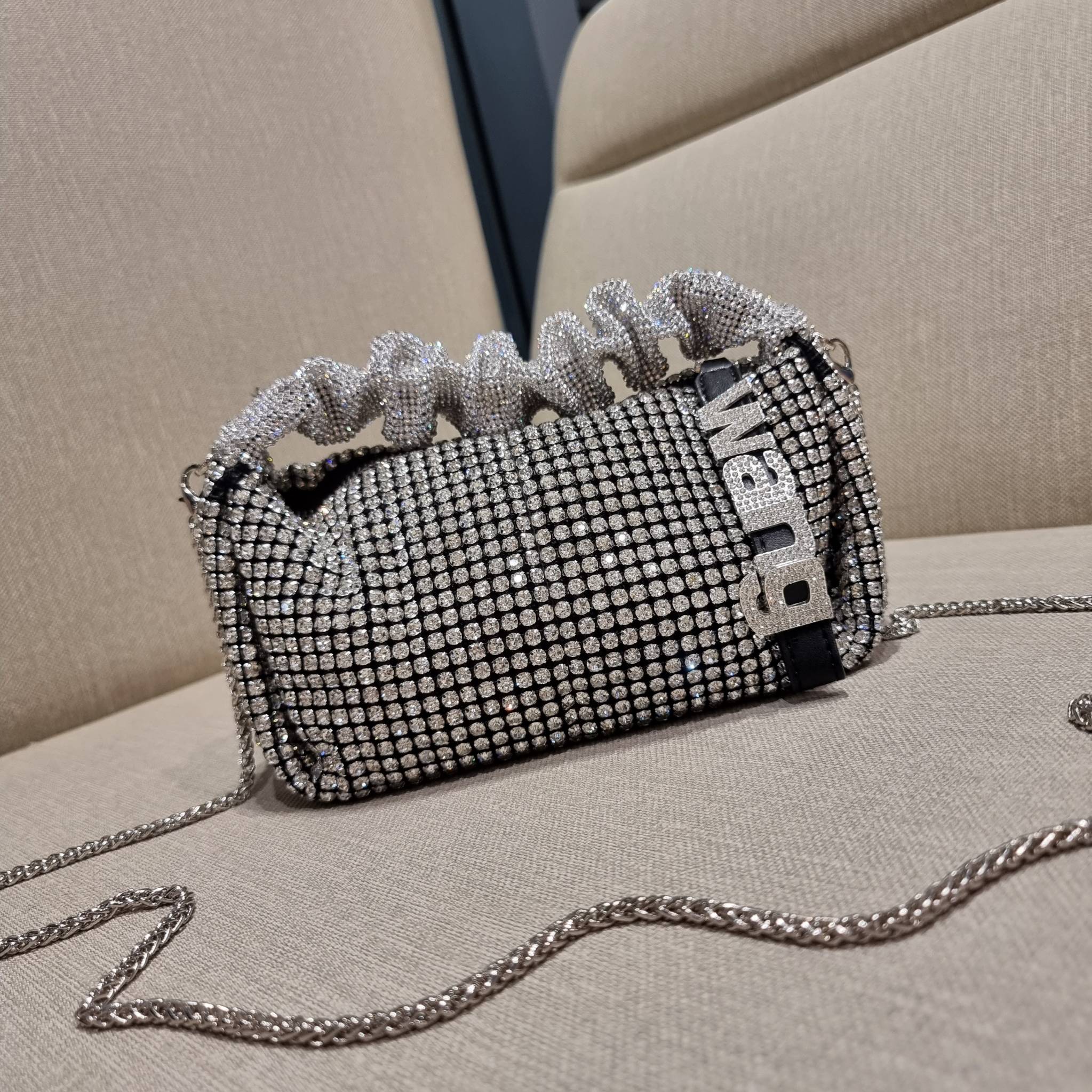 ALEXANDER WANG EXCLUSIVE POUCH IN RHINESTONE MESH ใหม่ล่าสุด เอ็กซ์คลูซีฟไอเท็ม ที่หรูเลิศกว่าใคร กระเป๋าพอชตกแต่งพลอยเทียมรอบใบ ยันหูจับ!! หรูหรา โดดเด่น ดูแพง ด้วยการตัดเย็บเรียงร้อยลงบนตาข่ายเนื้อละเอียด ทำให้ดูดีมีราคางดงามจริงๆ ดีไซน์ทรงพอช ถือใช้งาน