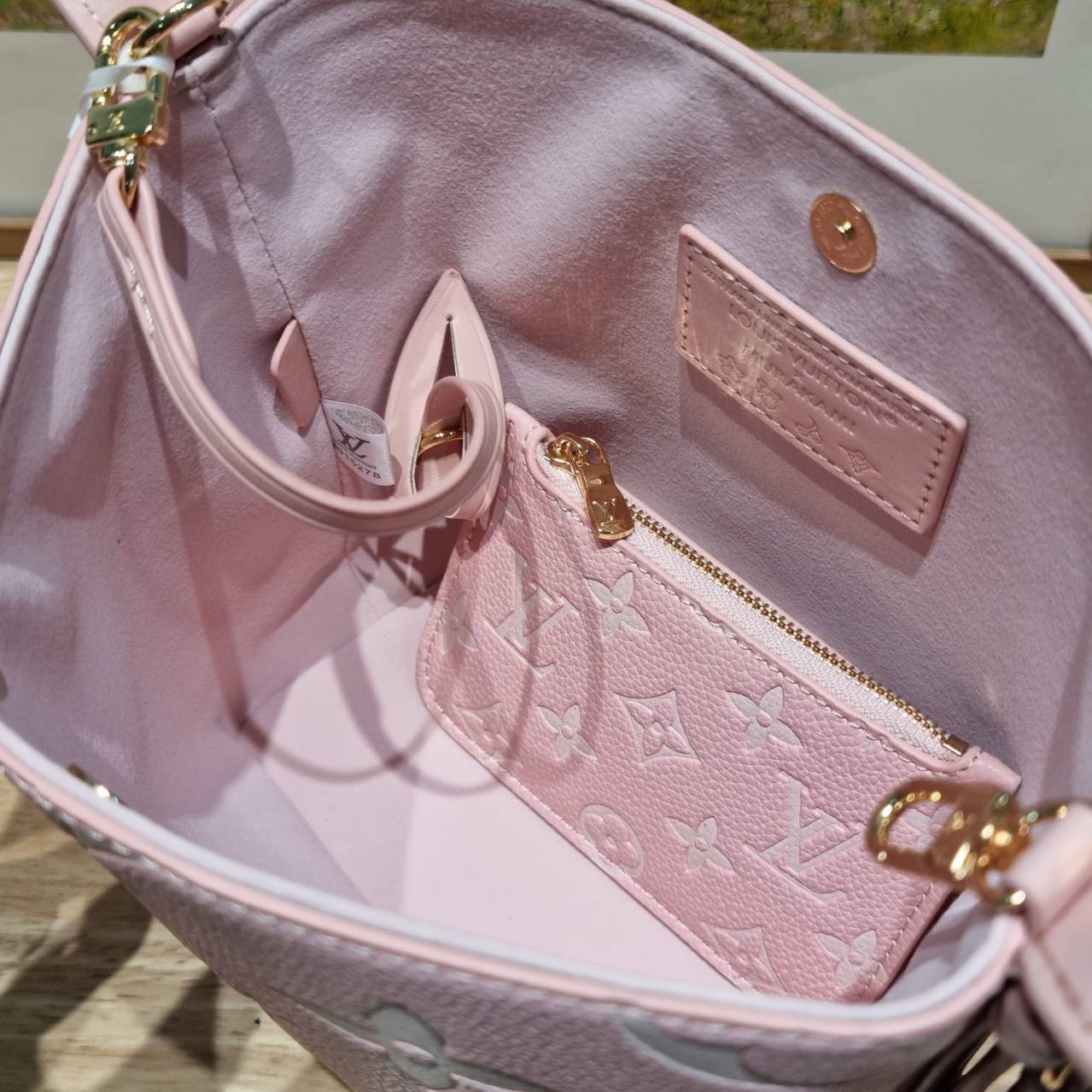 LV All In BB Bag กระเป๋าทรงบัคเก็ตที่มาแรงมากๆตอนนี้ พร้อมสีใหม่ต้อนรับวาเลนไทน์ รูปทรงคลาสสิคสะดวกใช้ ดีไซน์ลูกเล่นสนุกๆ ปรับเปลี่ยนรูปทรงกระเป๋าได้ไม่น่าเบื่อ ด้านข้างตกแต่งพวงหนังห้อยพร้อมกุญแจ