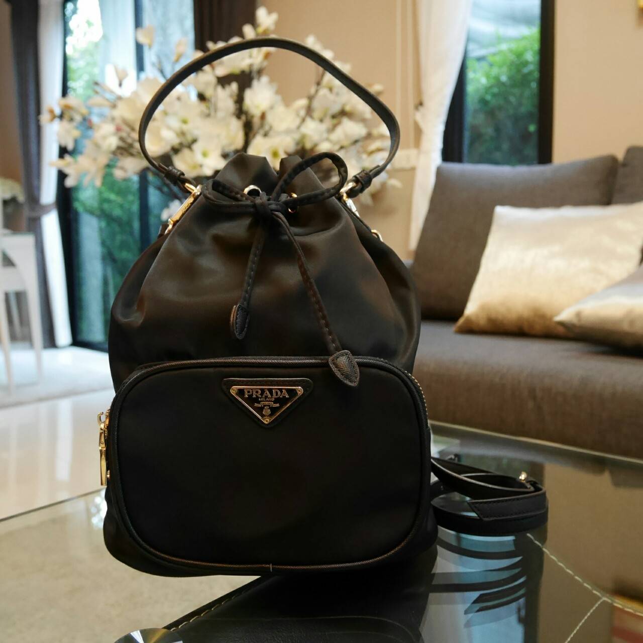 ใครๆก็หลงรัก **ทรงขนมจีบ 🐰 งานพรีเมี่ยมกิ้ฟ จากเคาเตอร์ต่างประเทศ จากแบรนด์ PRADA ค่า เป็นกระเป๋าผ้า nylon silk เนื้อหนาซับในอย่างดี จุดเด่นคือ กระเป๋าสามารถ จุของได้เยอะมาก ด้านในมีช่องซิปพร้อมช่องใส่ของอีกหนึ่งช่อง น้ำหนักเบา ถือแล้วสวยมากๆ จุขอ