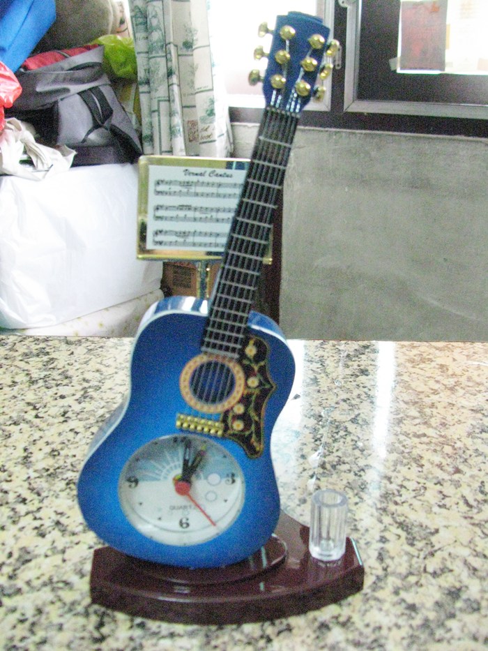 สินค้าหมดค่ะ นาฬิกาปลุกกีต้าร์สีฟ้าค่ะ