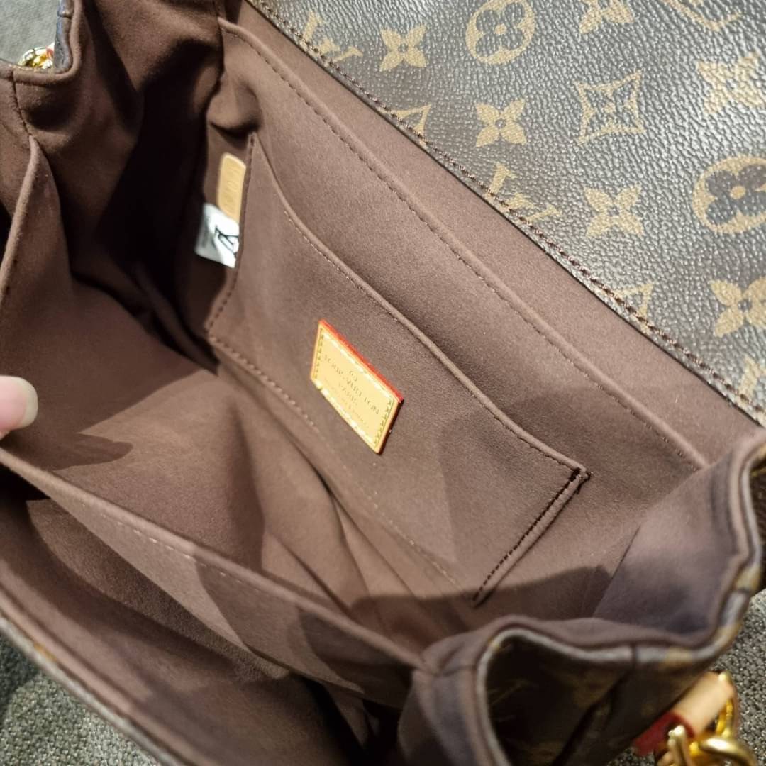 ยกระดับให้ตัวเอง กับไอเท็มสุดเลิศ ที่สาวๆตามหา LV pochette metis กระเป๋าถือ/สะพายทรงสวย คลาสสิค ดีไซน์เรียบง่าย แต่แฝงความหรู วัสดุหนังแคนวาสคุณภาพดี เปิดปิดด้วยตัวบีบล็อค ด้านหลังมีช่องซิปแยก ภายในซับสวยงามมาก ดูแพงที่สุด แบ่งสัดส่วนดูเหมาะ น่าใช้จริงๆ ส