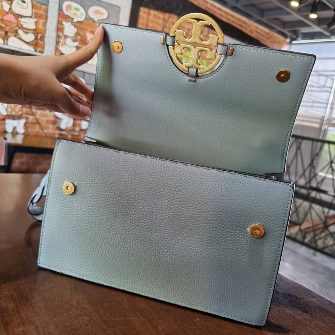 TORY BURCH MILLER SHOULDER BAG รุ่นยอดนิยม รุ่นหายาก รุ่นที่สาวๆตามหา ใบนี้เลย!! สวยหรู ผู้ดีทุกสี กระเป๋าสะพายไหล่ ดีไซน์อยู่ทรง คลาสสิคแฝงความหรูด้วยโลโก้สีทองอร่ามโดดเด่น วัสดุหนัง pepble สลับหนังวัวแท้ เปิด-ปิดด้วยกระดุมแม่เหล็ก ภายในโล่งกว้างมาก แบ่ง