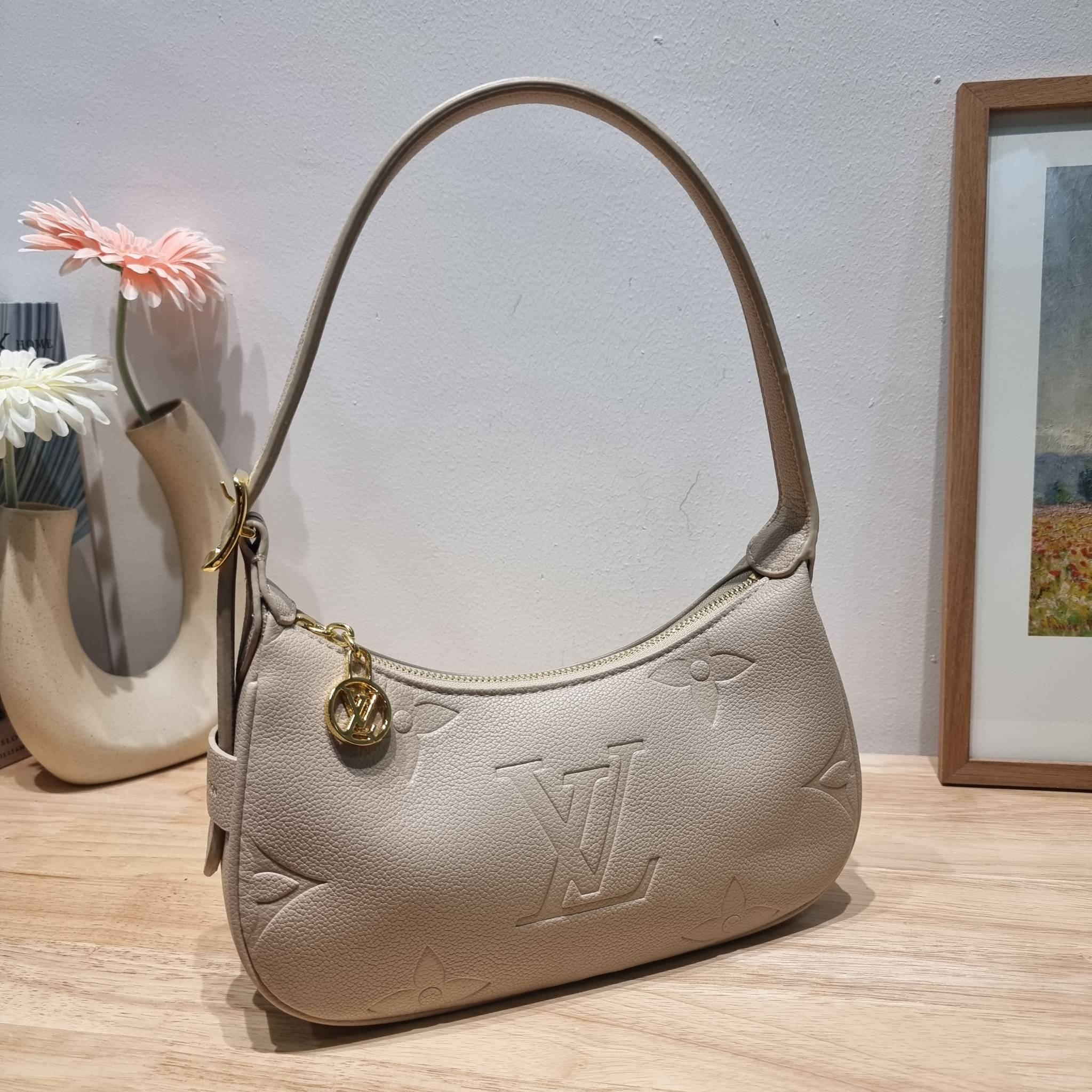 LV Mini Moon Monogram Empreinte Leather ใหม่ล่าสุด สวยสับ สวยตัวแม่ ไอเท็มเก๋ๆ ใบเดียวก็เลิศ กับกระเป๋าสะพายทรงพอช ขนาดกำลังน่ารัก พกพาง่าย รูดใช้งานสะดวกด้วยซิป ภายในเป็นช่องโล่ง มีช่องซิป ส่วนสายสะพายปรับสั้นยาวได้ตามเหมาะสม ดูดี ดูแพงทุกสี