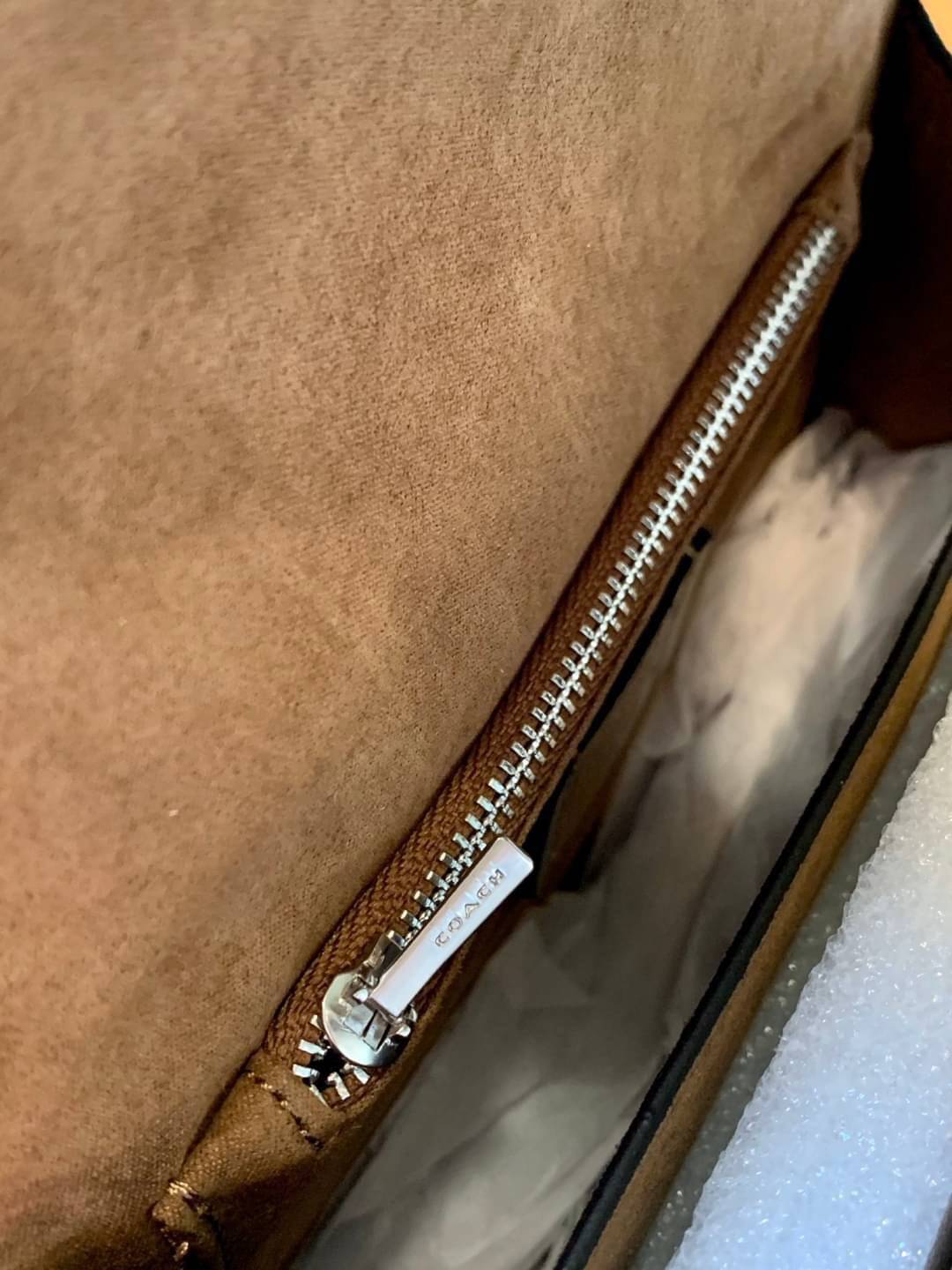 OUTLET 】COACH TABBY TOP HANDLE 20 LEATHER BAG หรูหรามากๆค่ะ สินค้าแนะนำ!! กระเป๋าถือ//สะพายข้างได้ วัสดุหนังแท้อย่างดี หนึ่งใบทำหนัง2แบบได้อย่างลงตัว สวยงาม มีอะไหล่ตัวC ใหญ่ด้านหน้าโดดเด่นหรูมากๆค่ะ 🔺เปิดปิดแบบกดล็อค ภายในมี2ช่องสำหรับใส่ของ สามา