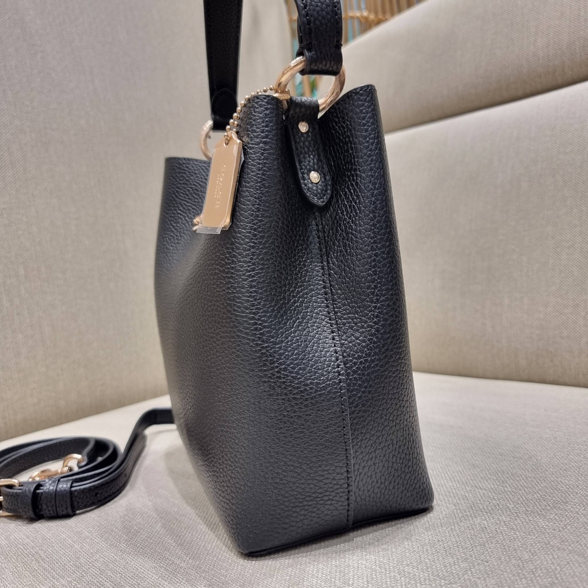 COACH 1011 SMALL TOWN BUCKET BAG รุ่นยอดนิยมใบเล็ก กระเป๋าทรงบัคเก็ต สีคลาสสิคเรียบหรู ตัดกับโลโก้สีทองดูโดดเด่น วัสดุหนัง pepble สวยคมทุกมุมจริงๆ!! เปิด-ปิดด้วยกระดุมแม่เหล็กทั้ง 2 ฝั่ง ภายในเป็นช่องโล่ง มาพร้อมสายสะพายปรับได้ตามตัว ขนาดใบนี้กำลังสวย สะพ