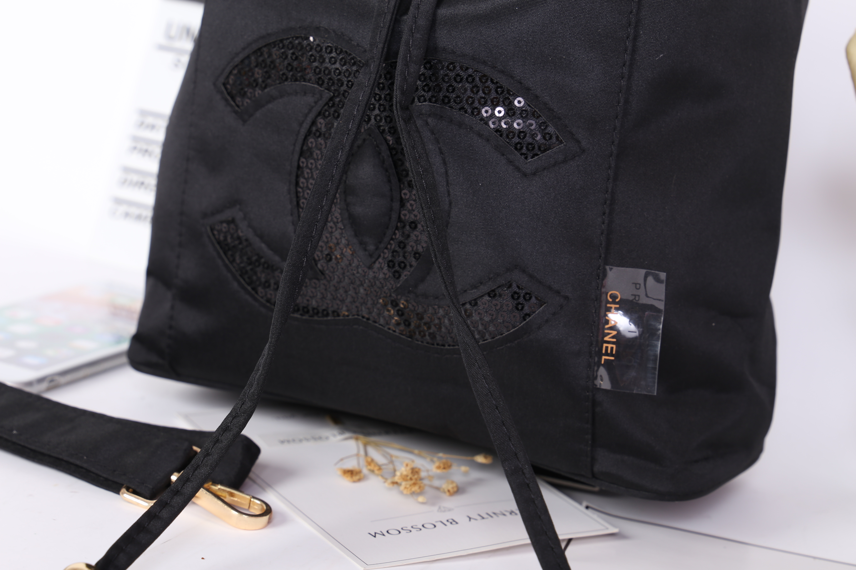 Chanel Drawstring Cross-body Bag (2017) วัสดุ (Material) : Nylon กระเป๋าจากแบรนด์ chanel รุ่นใหม่ปี 2017 มาแล้วค่า ไม่ต้องบรรยายดูจากรูปได้เลย สวยมาก ได้ลุคคุณหนูมากกก ตรงอะไหล่ทองปั๊มโลโก้ อย่างดี เป็นทรงกระดุมแม่เหล็กค่ะ