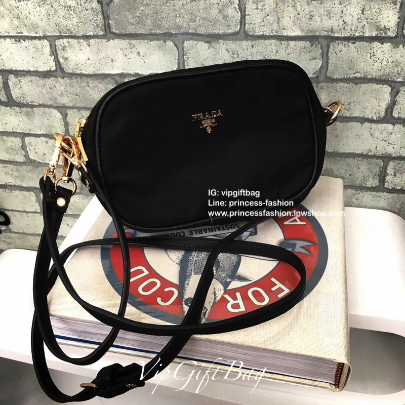 รุ่นขายดีที่สุด *ใส่มือถือได้ทุกรุ่น *มีสายให้สองแบบ กระเป๋าทรง mini crossbody จากงานพรีเมี่ยมกิ้ฟแบรนด์ดัง PRADA วัสดุ Nylonสุดหรูอย่างดี สามารถกันน้ำได้ ทั้งใบ ขนาดกำลังดีน่ารัก🐰 ด้านในมีช่องแบ่งใส่ของใส่ของจุกจิกได้ ใส่โทรศัพท์ได้ทุกรุ่น คสอ. ใ