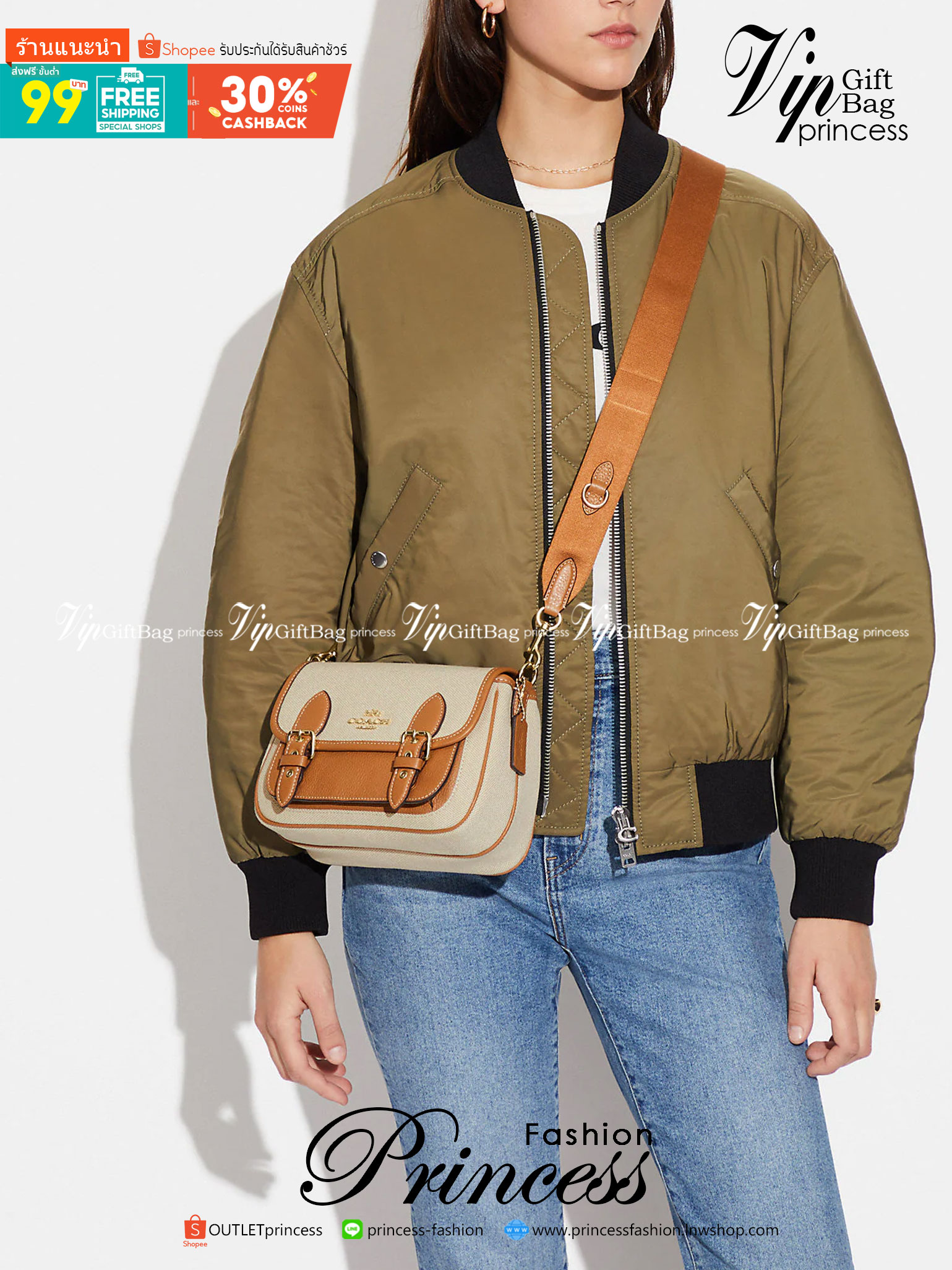 COACH Lucy Crossbody กระเป๋าใบนี้ขนาดกะทัดรัดกำลังดี เพียงพอสำหรับใส่ของจำเป็นที่ต้องการพกติดตัว ที่สำคัญใช้งานง่ายสามารถหยิบของได้สะดวกรวดเร็ว วัสดุผ้าใบเคลือบซิกเนเจอร์และหนังกรวดละเอียด ด้านในมีซิปและกระเป๋าอเนกประสงค์ ปิดสแน็ปอิน กระเป๋าแบบเปิดด้านนอก