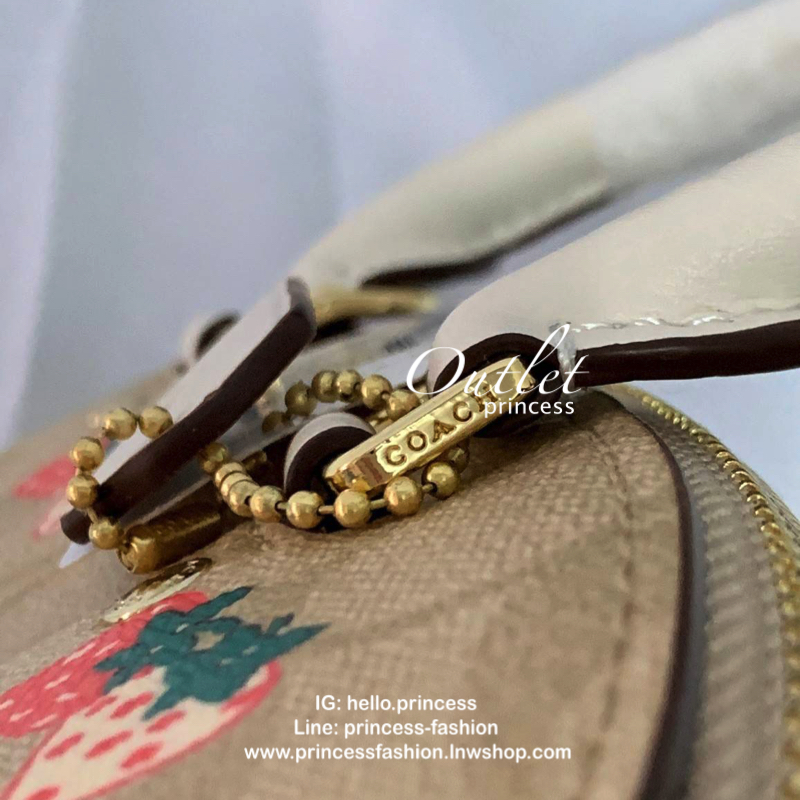 COACH MINI SIERRA SATCHEL IN SIGNATURE WITH STRAWBERRY PRINT (COACH 91514) กระเป๋าทรงโดม สุดฮิต วัสดุ pvc อย่างดีค่ะ 🔺จุดเด่นมีรูปสตรอเบอร์รี่น่ารักๆทั้งใบค่ะ เปิดปิดกระเป๋าแบบซิป ภายในกระเป๋ากว้าง ใส่กระเป๋าเงินใบยาวได้;ของจำเป็นของสาวๆได้ครบค่ะ 