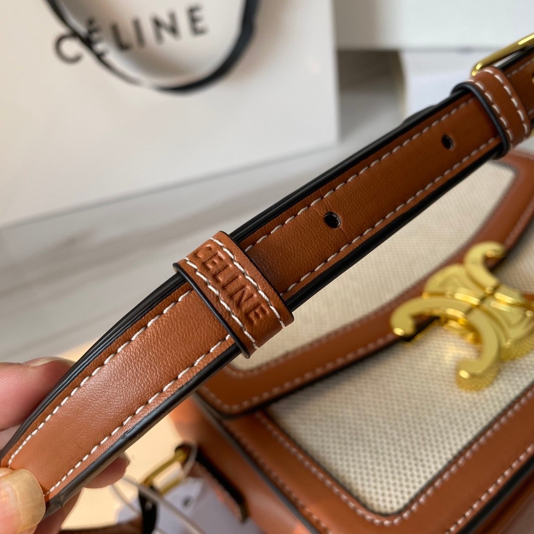 พร้อมส่งรุ่นขายดี!! CELINE CROSSBODY VIP GIFT WITH PURCHASE GWP กระเป๋าพรีเมี่ยมกิ๊ฟ Limited จาก PARFUME DUTYFREE COUNTER สวยอยู่ทรงเปิดปิดด้วยตัวล้อคด้านหน้า ภายในมีช่องใส่ของหลัก พร้อมช่องซิป ใส่กระเป๋าสตางค์กลาง + มือถือได้ ทรงนี้กำลังมาแรงมาก แมชต์ลุค