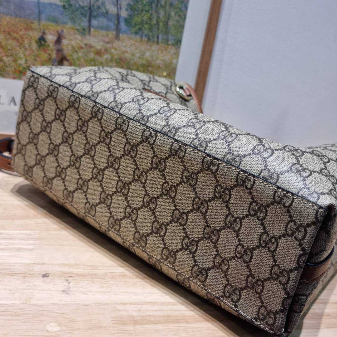 GUCCI GG Emblem small tote bag กระเป๋าทรงโท้ทสะพายไหล่ ที่ขนาดกำลังสวย ใส่ของได้แบบจุกๆ หูสะพายปรับและถอดออกได้ เก๋มากๆ