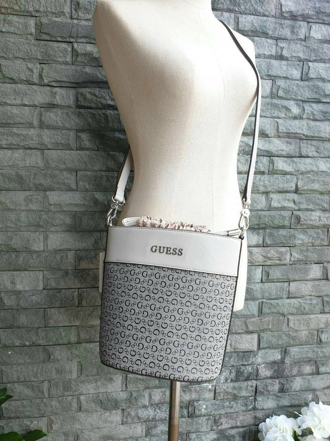 3สี Guess Bucket Bag กระเป๋ารุ่นใหม่ล่าสุด อวดไอเทมแสนเก๋กับกระเป๋าทรงถังสุดน่ารัก พิมพ์ลายรอบใบ วัสดุ Saffiano PU คุณภาพดี นิ่ม น้ำหนักเบา ด้านหน้าประดับด้วยโลโก้แบรนด์สวยโดดเด่น เปิดปิดด้วยเชือกหนังใช้หูรูดปลายเชือกประดับอะไหล่เงินสะดวกใช้ ด้านในโล่งกว้